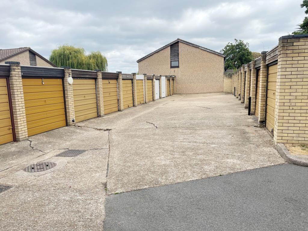Lot: 88 - 17 LEASEHOLD LOCK-UP GARAGES PRODUCING APPROX. £21,000 PER ANNUM -